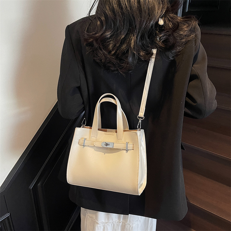 A stylish and casual tote bag 2025 new Korean style Instagram trendy and high-end briefcase for commuting single-shoulder Application Scenario