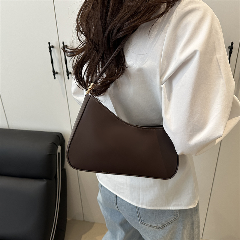 A new style of high-quality underarm bag for women in 2025, a retro and fashionable baguette shoulder bag Specification drawing