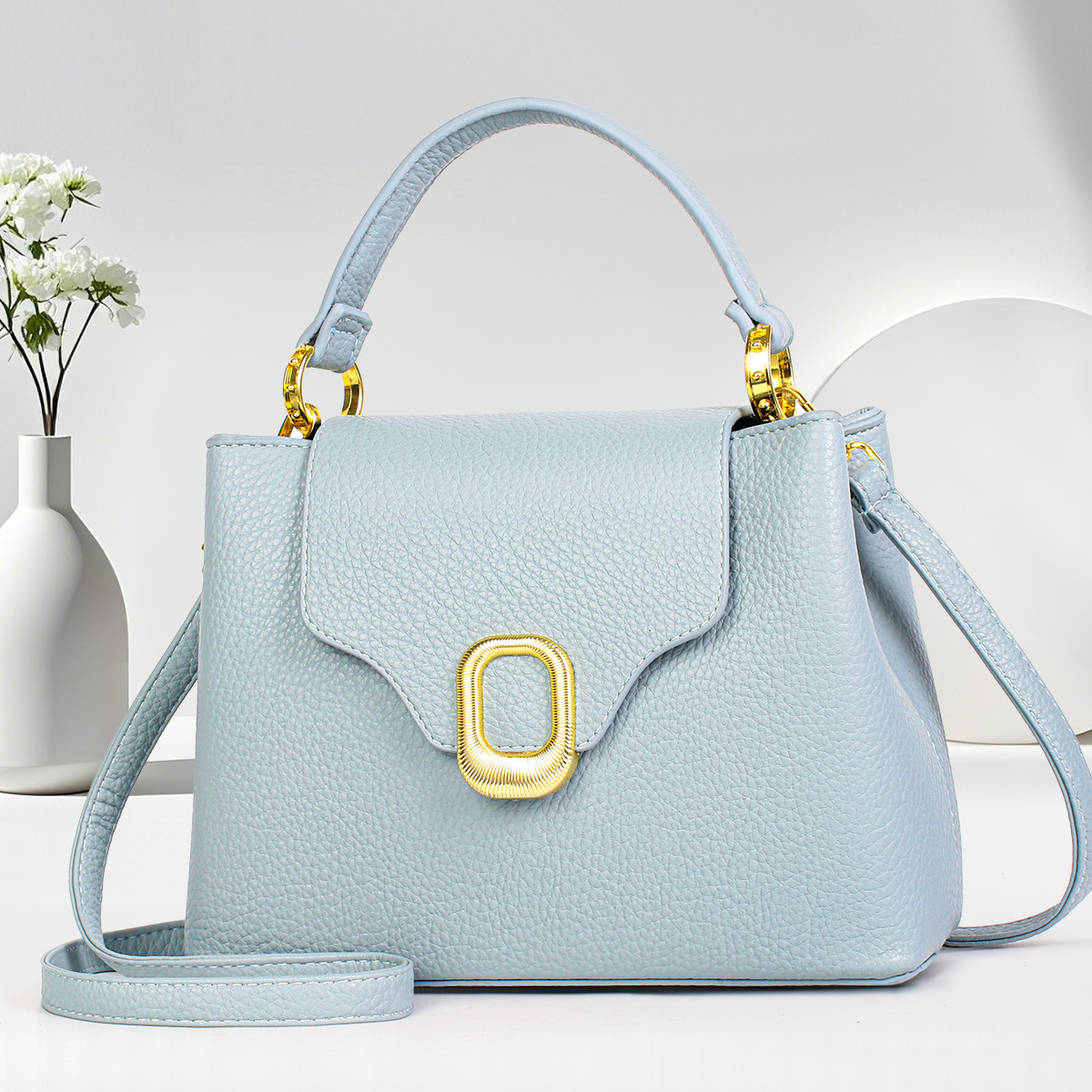 Fashionable hand-held small square bag for women, Spring 2025 new Korean solid color stylish crossbody bag, texture niche single-shoulder bag Application Scenario