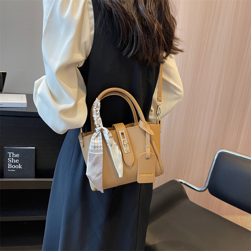 Niche design handbag, 2024 new style, fashionable and retro wing bag, stylish silk scarf decoration, single-shoulder crossbody bag Application Scenario