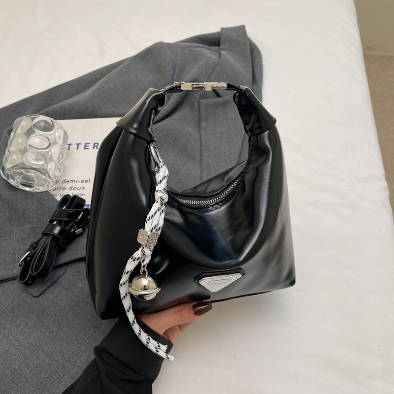 Korean-style stylish and versatile handbag, a new model for women in 2025, with a sense of fashion and sophistication, simple and niche single-shoulder bag and crossbody bag Application Scenario