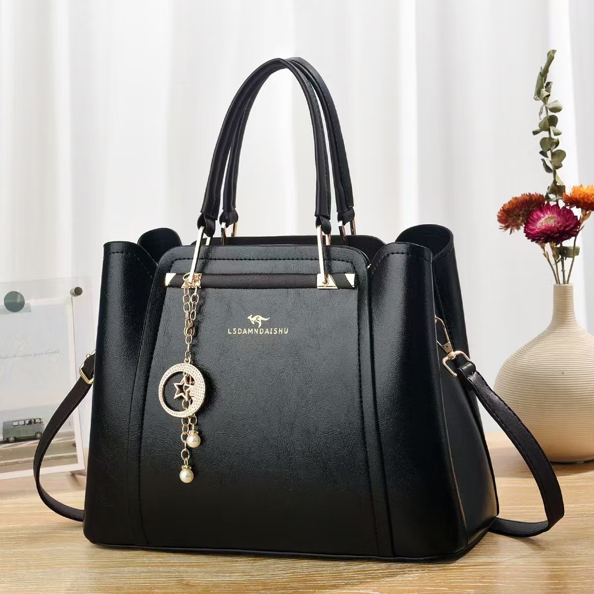 A new multi-layer large-capacity ladies' mom bag, a simple and versatile multi-layer handbag. It's a single-shoulder crossbody bag for moms full figure