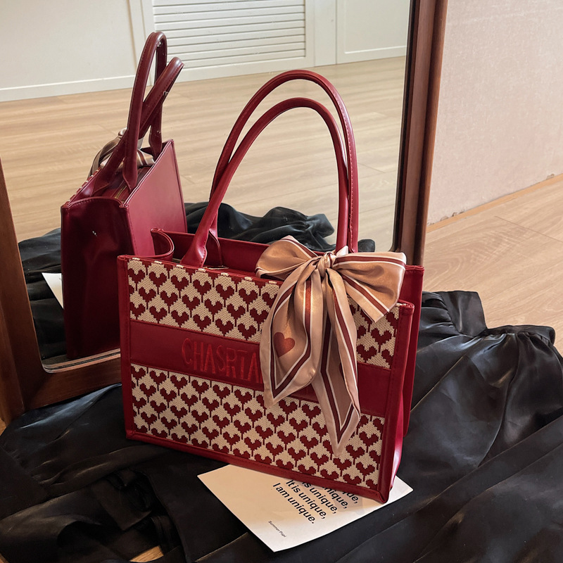 Red heart-shaped hand-held large bag for women, 2024 new style versatile large-capacity bridal bag, casual underarm bag details Picture