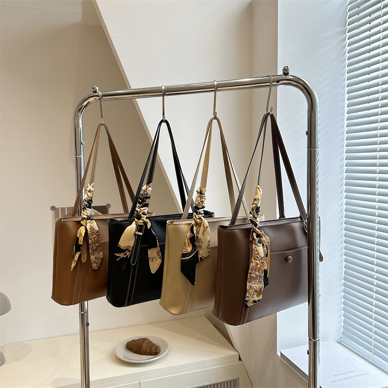 This year, the new model of "Bag Girl 2025" is popular for large-capacity tote bags. It's a simple and versatile single-shoulder commuter bag for spring Application Scenario