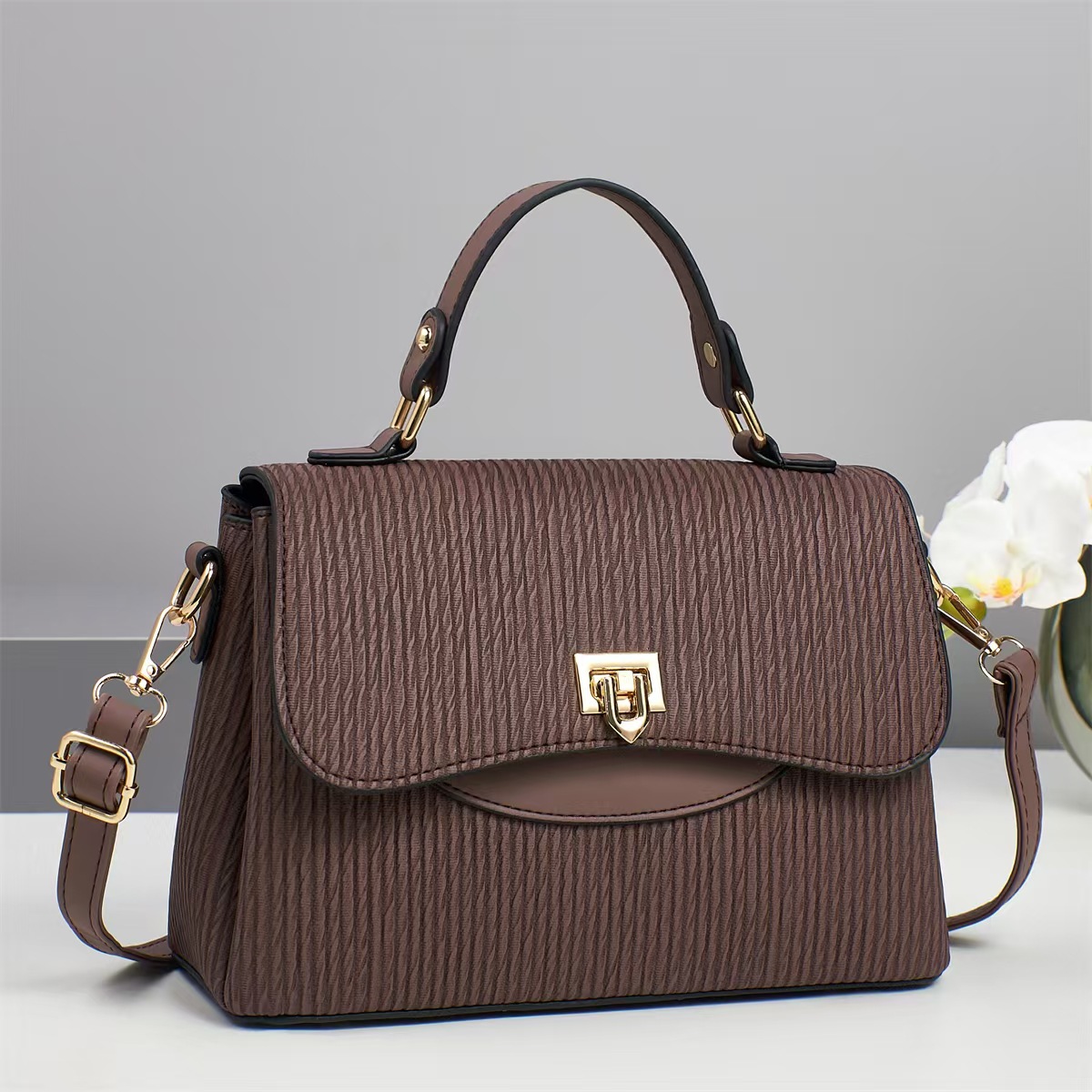 A new 2025 light luxury handbag for women, a simple, large-capacity, fashionable and versatile single-shoulder bag, and a niche crossbody bag Application Scenario