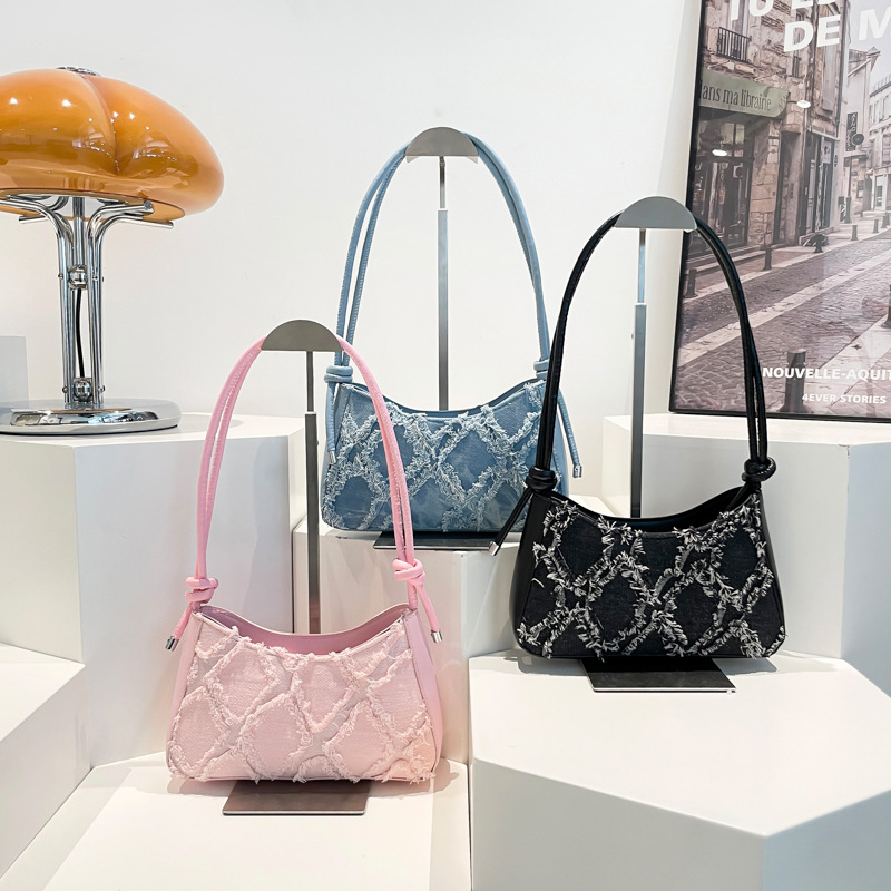 Large-capacity underarm bag for women, 2025 new style handbag, niche and stylish, diamond-patterned commuting single-shoulder crossbody bag, trendy Application Scenario