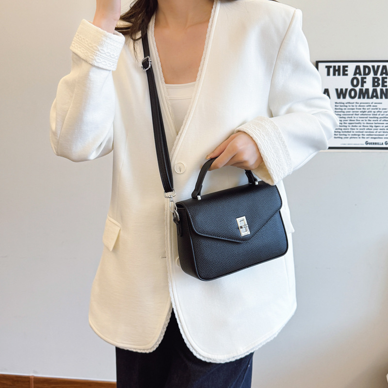 The 2025 new model of the niche light luxury messenger bag is a large-capacity, fashionable, retro and simple crossbody small square bag for women Application Scenario