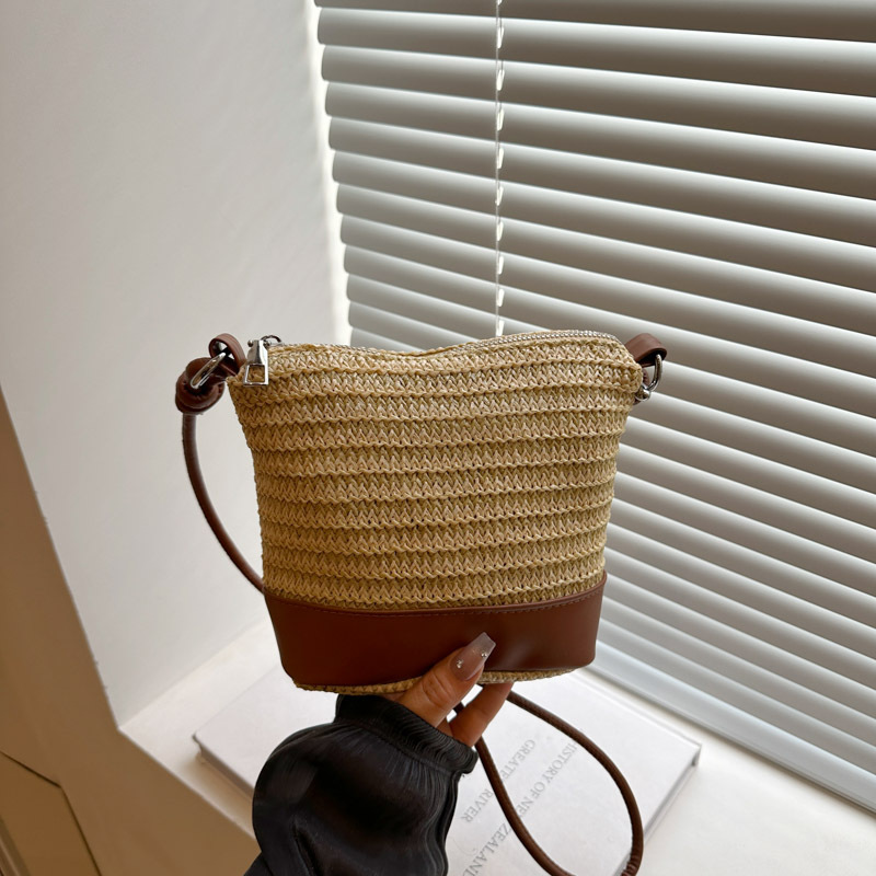 2025 Woven new stylish design, forest cute color block texture, large capacity for commuting, casual, single-shoulder crossbody handbag full figure