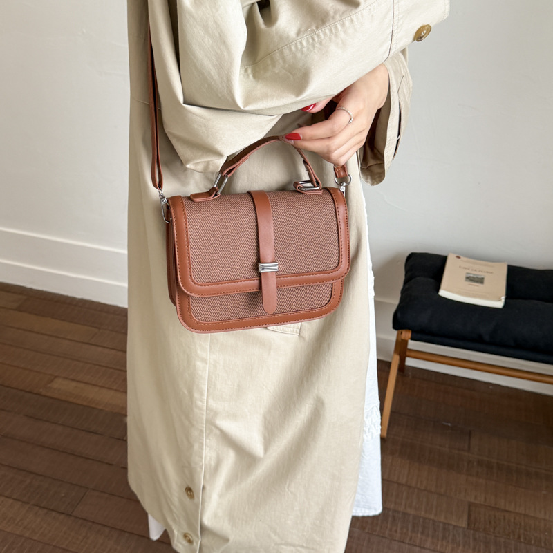 The new summer collection for 2025 features a fashionable and simple hand-held small square bag for women, a trendy color-blocking single-shoulder crossbody bag Specification drawing