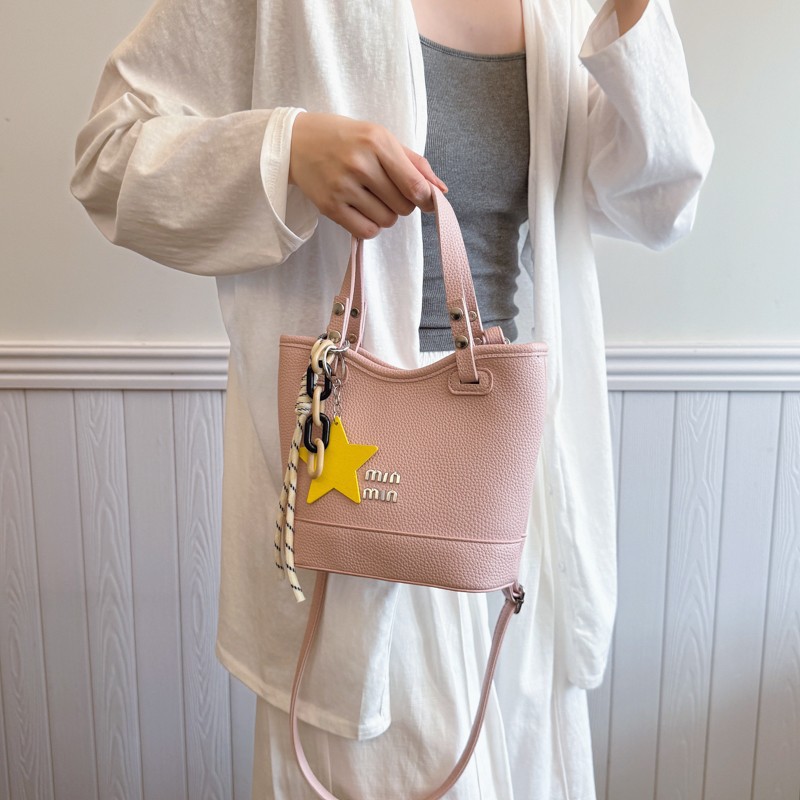 A new 2025 fashionable large-capacity hand-held bucket bag with lychee pattern, a high-end commuter versatile single-shoulder crossbody bag for women details Picture