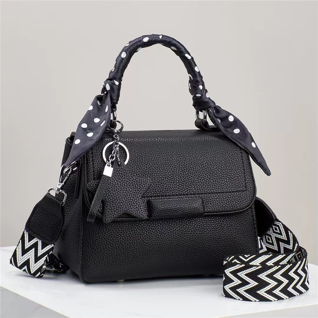 This is a new trendy single-shoulder crossbody handbag for women in 2024. It's a versatile summer bag with a soft leather texture and a light, small square shape Specification drawing