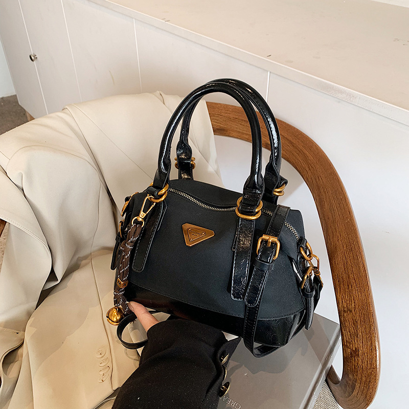 A fashionable and high-end handbag for women, a new retro and niche design, versatile single-shoulder crossbody bag for 2025 Specification drawing