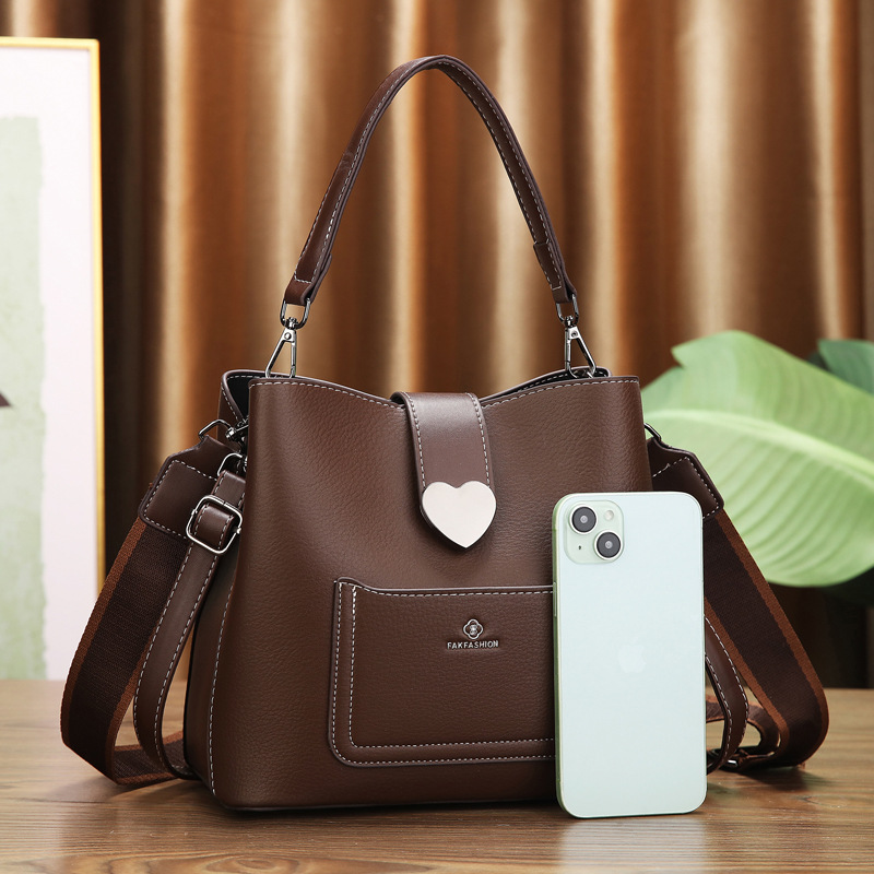 A retro and high-end handbag, a new winter fashion and versatile bucket bag for women in 2025, a niche and simple crossbody bag details Picture