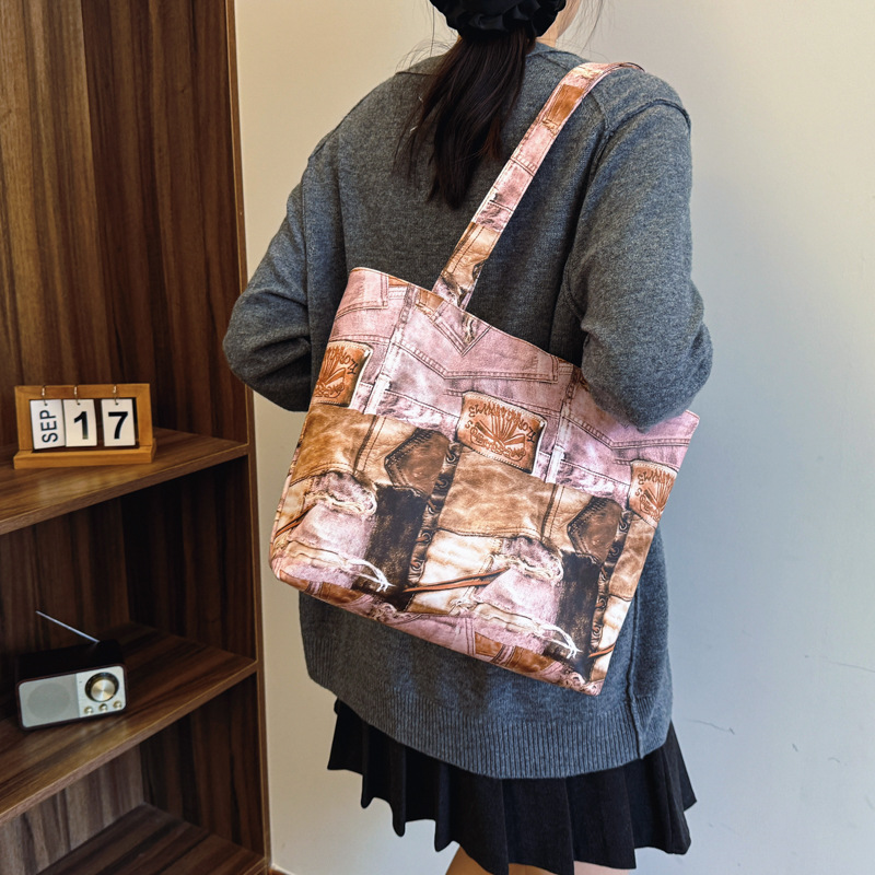 The 2024 new retro patchwork tote bag features a large capacity, a niche and high-end female design, and is a hand-held shoulder bag for college students attending classes details Picture