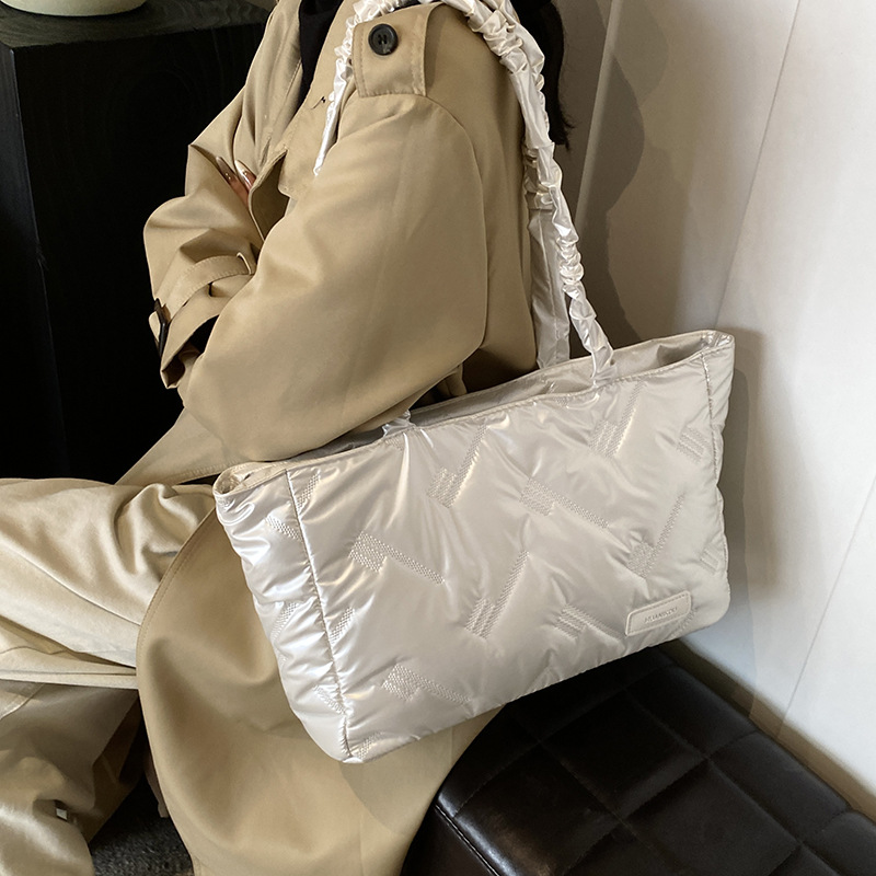 Large-capacity underarm bag women's 2024 new style casual and fashionable single-shoulder cotton-padded jacket, this year's popular commuter tote bag full figure