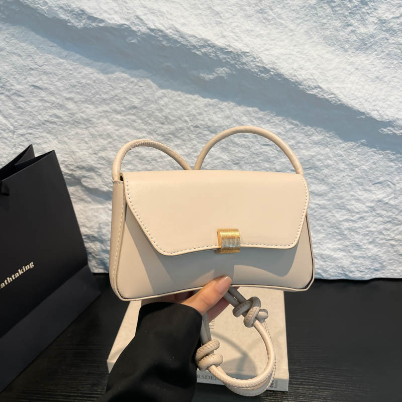 High-end style bag for women 2025 New baguette bag, retro hand-held underarm bag, stylish young girl single-shoulder crossbody small bag full figure