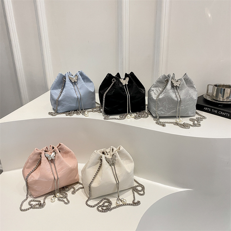 Niche design metal hand-held bucket bag for women, stylish and versatile, elegant single-shoulder bag, ins simple chain crossbody bag Application Scenario