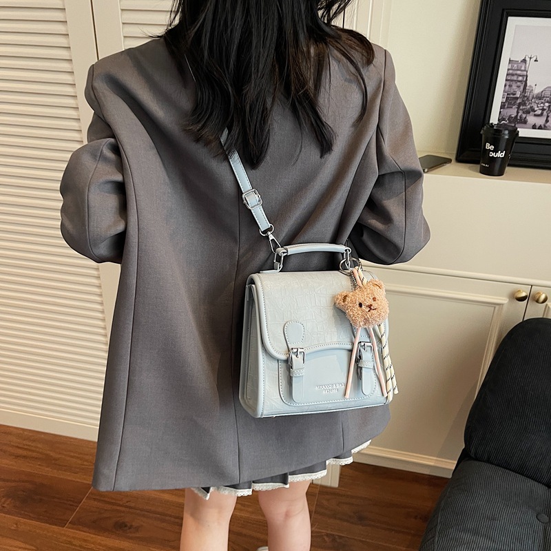 The 2025 new fashionable and stylish stone-patterned trendy handbag is a high-capacity backpack with a high-end feel for women Application Scenario