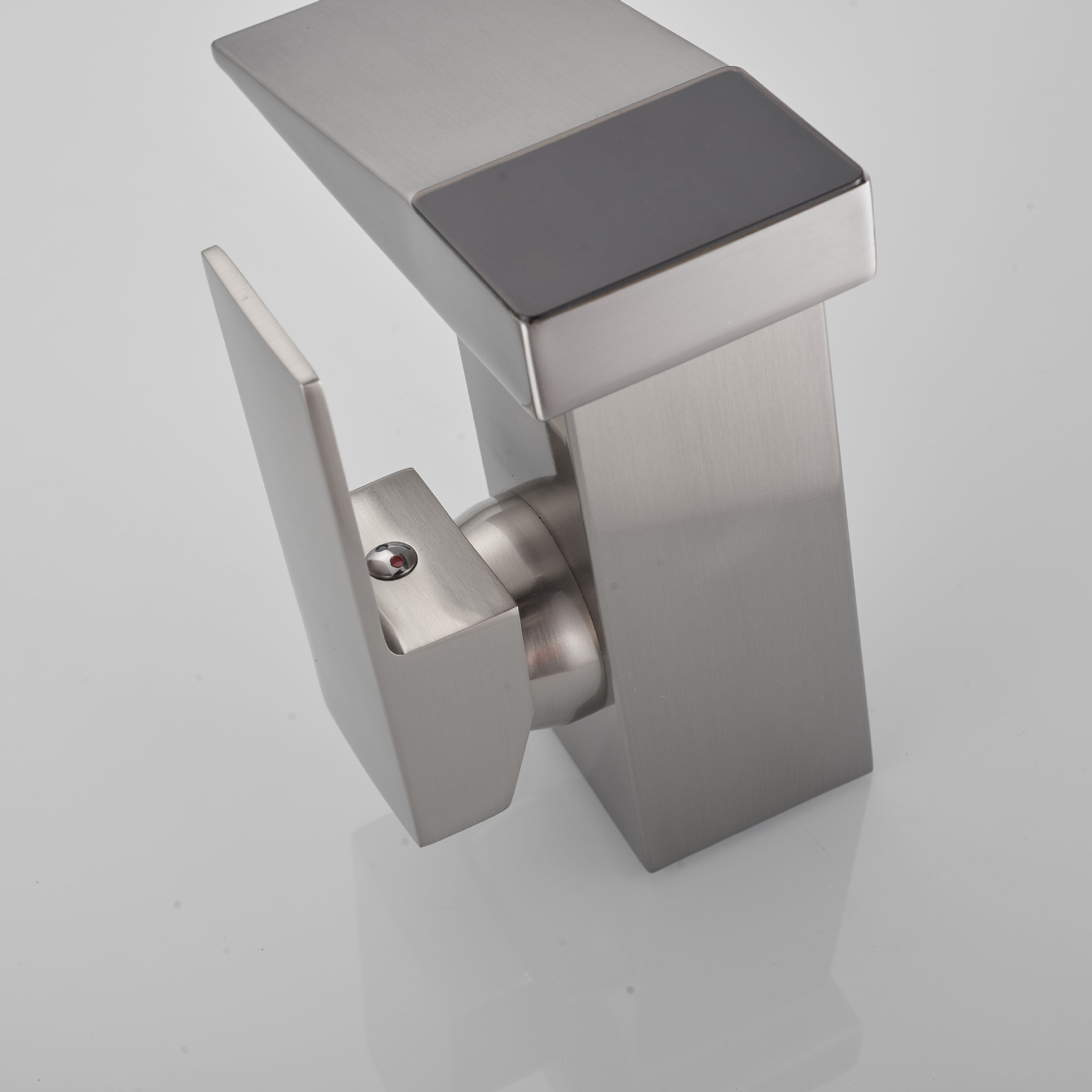 The new cross-border woodpecker waterfall faucet from Meimu features digital temperature display for hydropower generation and a digital display for the faucet basin Specification drawing