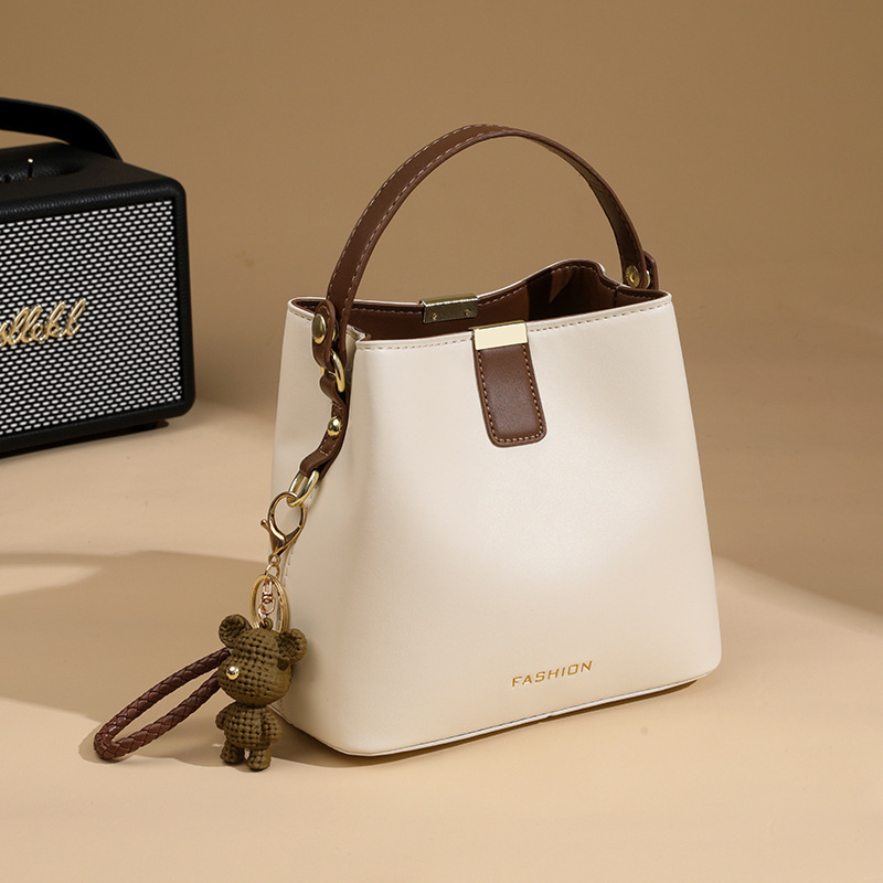 This year, the bucket bag for women's 2025 spring and summer is in fashion. It's a versatile single-shoulder crossbody bag with a Korean-style texture full figure