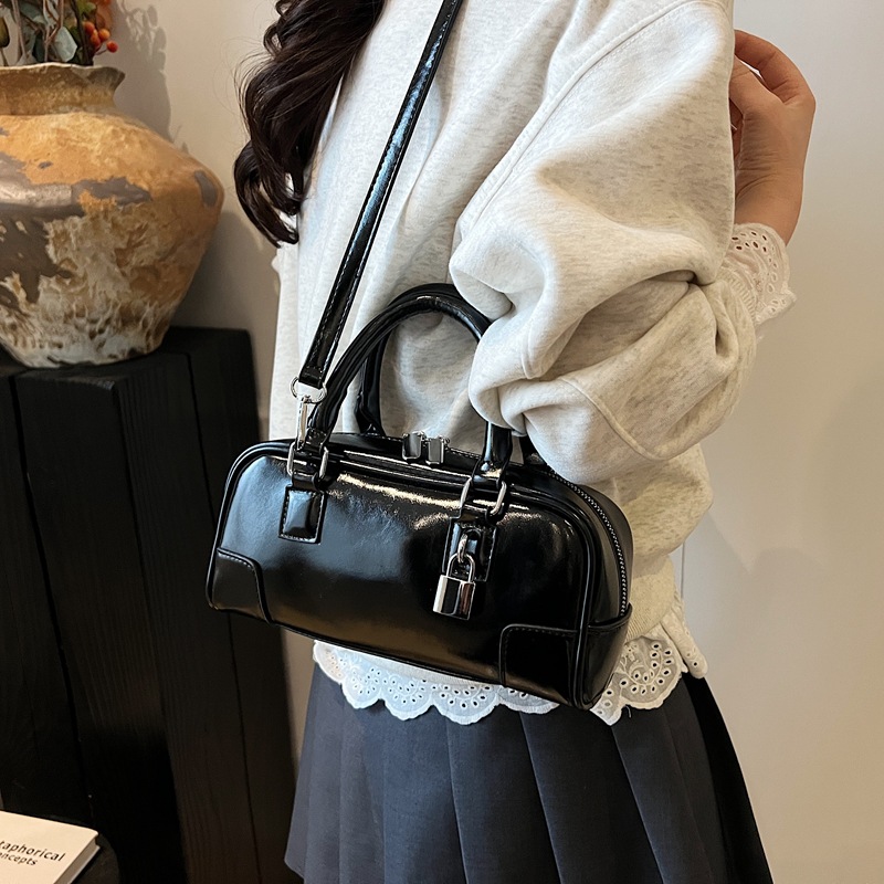 A high-end, trendy solid-color textured handbag for women, a new 2025 fashionable, casual and simple commuting single-shoulder crossbody bag Specification drawing