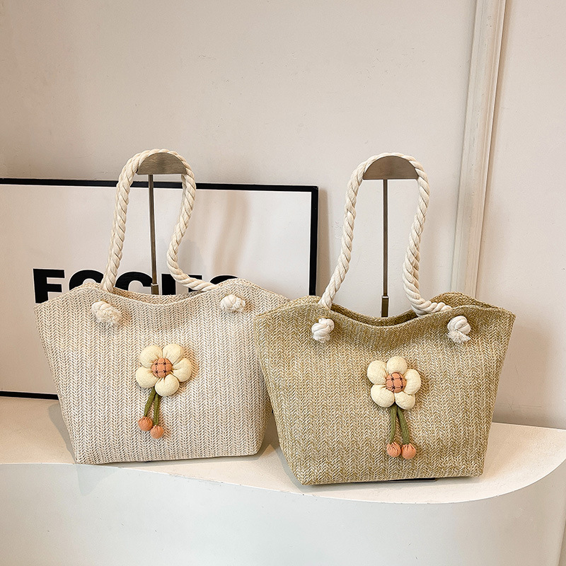 Woven straw bag for women, large capacity 2025 new summer versatile single-shoulder bag, seaside crossbody bag, commuter tote bag Application Scenario