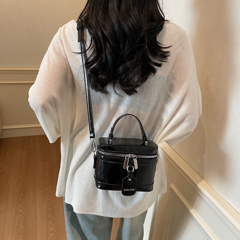 A niche design, fashionable hand-held bucket bag for women, 2025 new retro and versatile single-shoulder bag, a high-end casual women's bag Application Scenario