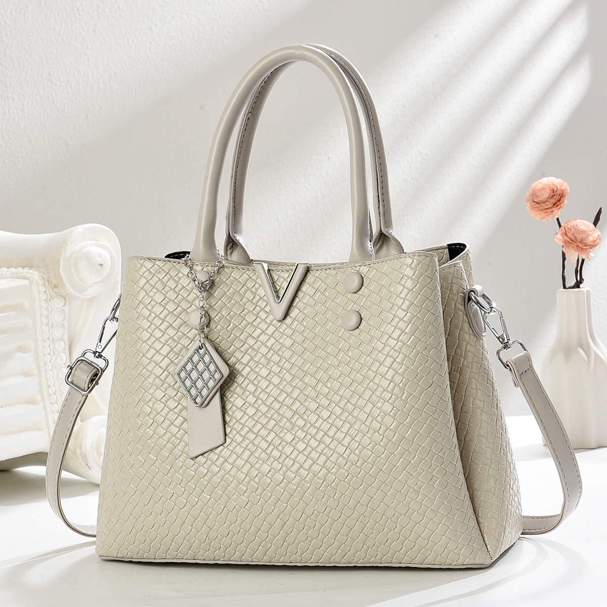 Ladies' large-capacity bag 2025 new woven material practical handbag, elegant and high-end crossbody bag for commuting Application Scenario