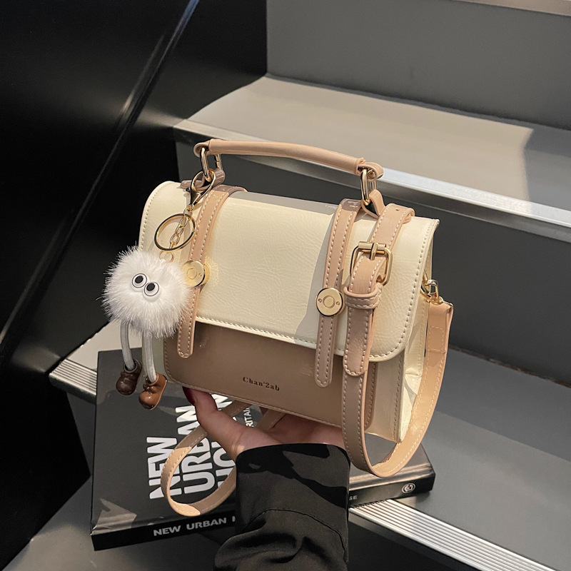 This is a new fashion, casual and versatile single-shoulder bag for women with a niche design in 2025. It exudes a sense of sophistication and simplicity, and is suitable for carrying under the armpits full figure