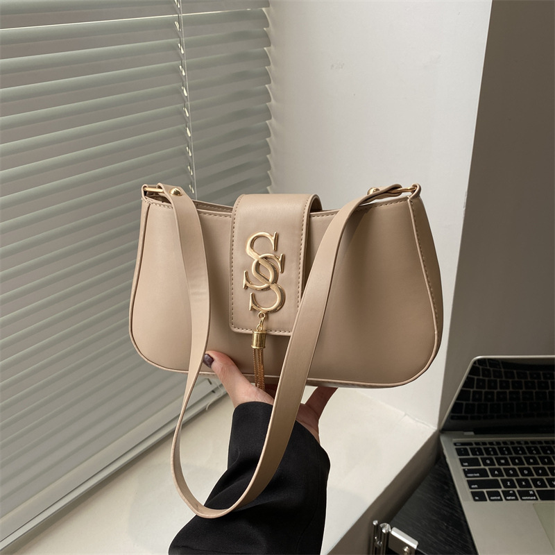 Fashionable and simple single-shoulder bag 2025 Spring New style, stylish casual commuting single-shoulder bag, fringed letter underarm bag for women full figure