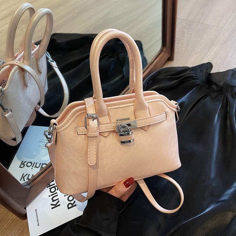 This year, women's bags, retro shell single-shoulder bags, high-end texture, niche handbags, versatile and exquisite crossbody bags are in fashion details Picture