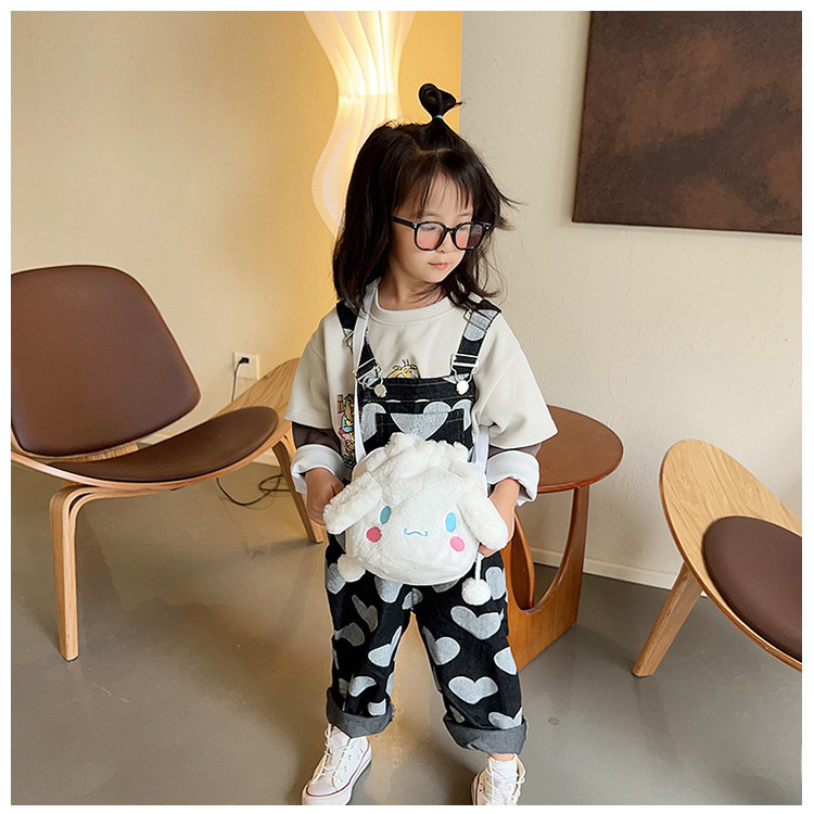 Cartoon Sanrio plush toy, cute drawstring, versatile cinnamon dog, Kuromi handbag, storage bag, coin purse Application Scenario