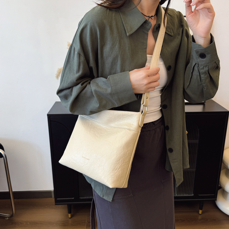Retro and simple large-capacity bucket bag for women, 2025 new style, high-end texture, stylish casual commuting single-shoulder crossbody bag Application Scenario