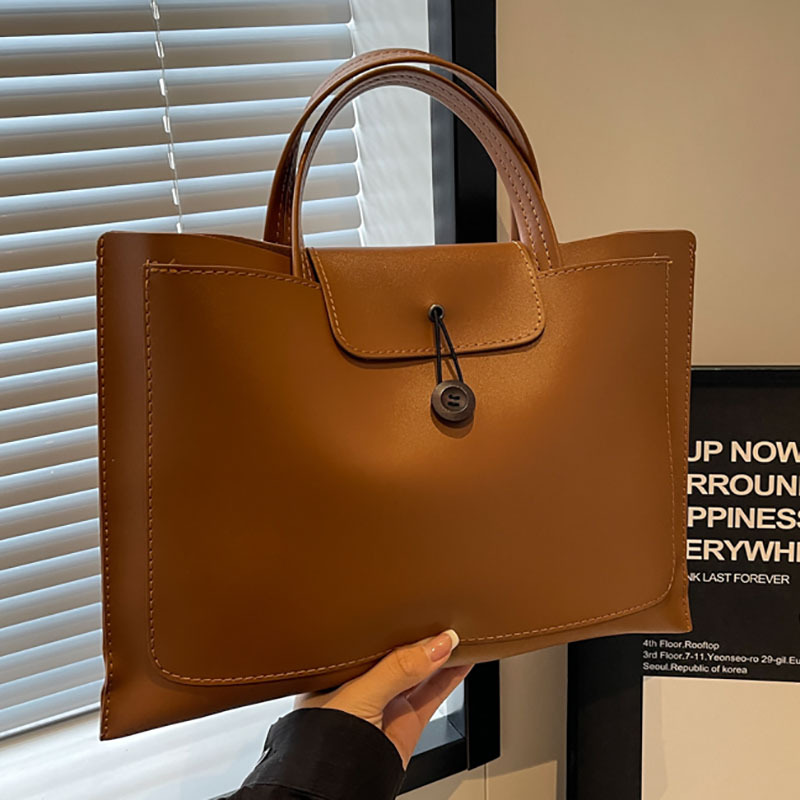 A simple and large-capacity handbag for women, a new style of fashionable and retro tote bag in 2024, a solid color for commuting to work full figure