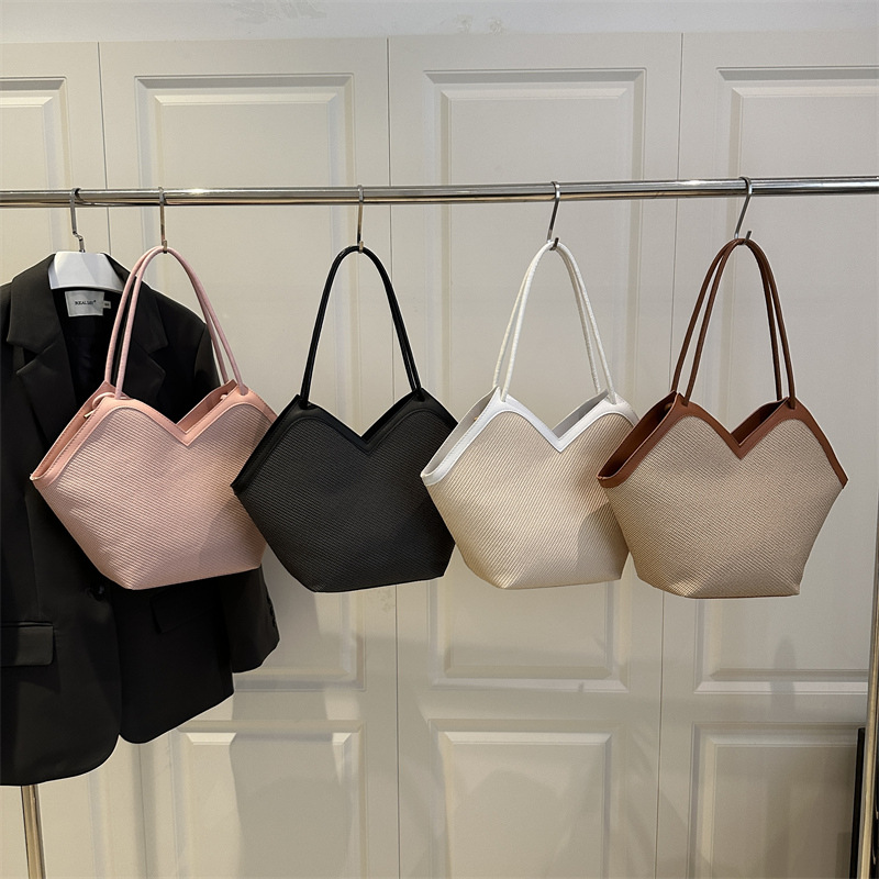 Women's 2025 new style high-end fashion single-shoulder hand-carry crossbody bag for going out to work straw tote bag Application Scenario