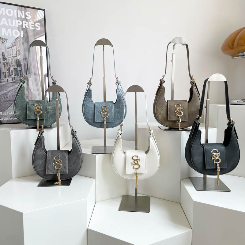 Women's bag 2025 Summer New trendy and fashionable single-shoulder bag, texture PU underarm bag, niche hardware tassel crescent bag Application Scenario