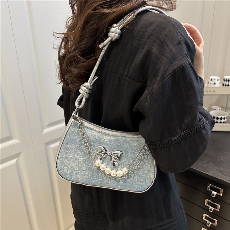 A new, high-quality single-shoulder crossbody bag with a Korean-style fashionable chain bag, featuring a niche design for underarm women details Picture
