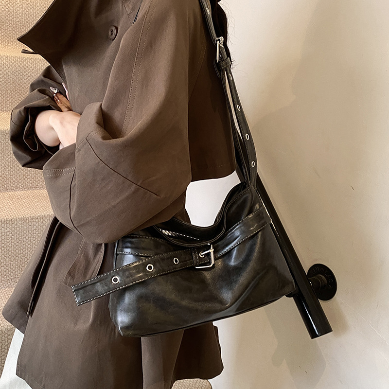 High-end retro trendy women's 2024 new model Maillard single-shoulder bag, large-capacity commuter crossbody tote bag Application Scenario