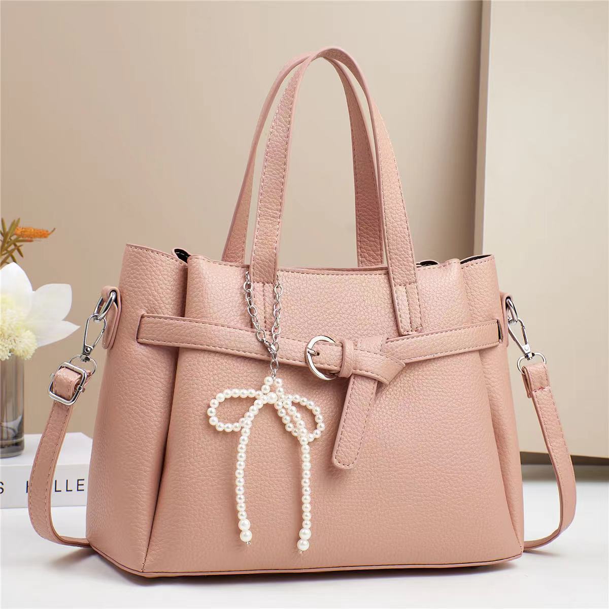A popular simple women's handbag, a single-shoulder crossbody bag, a trendy 2024 fashion brand, a grand mom bag, and a large-capacity women's bag Item Picture
