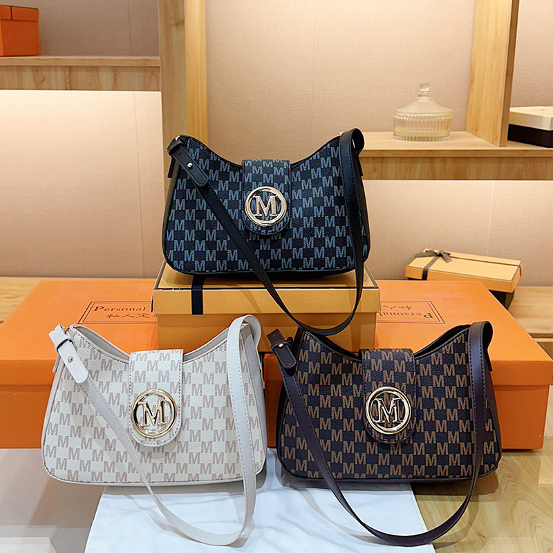 A trendy single-shoulder bag for cross-border autumn and winter commuting in 2024, with a retro underarm strap decoration Application Scenario