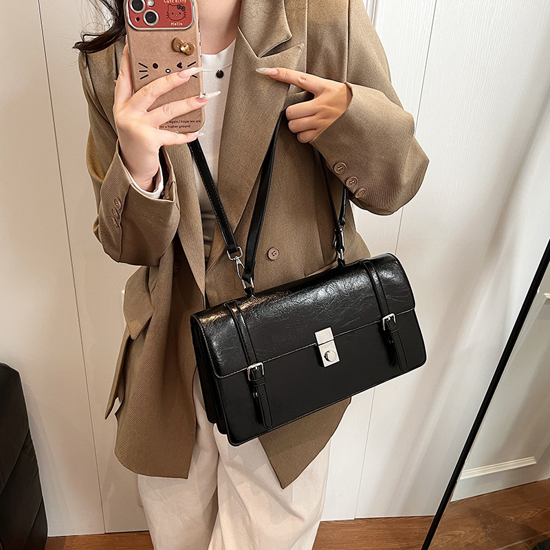 A retro Korean-style fashionable and high-end handbag for women, a new Korean-style Instagram trendy single-shoulder crossbody hand-carried small square bag in 2025 Application Scenario