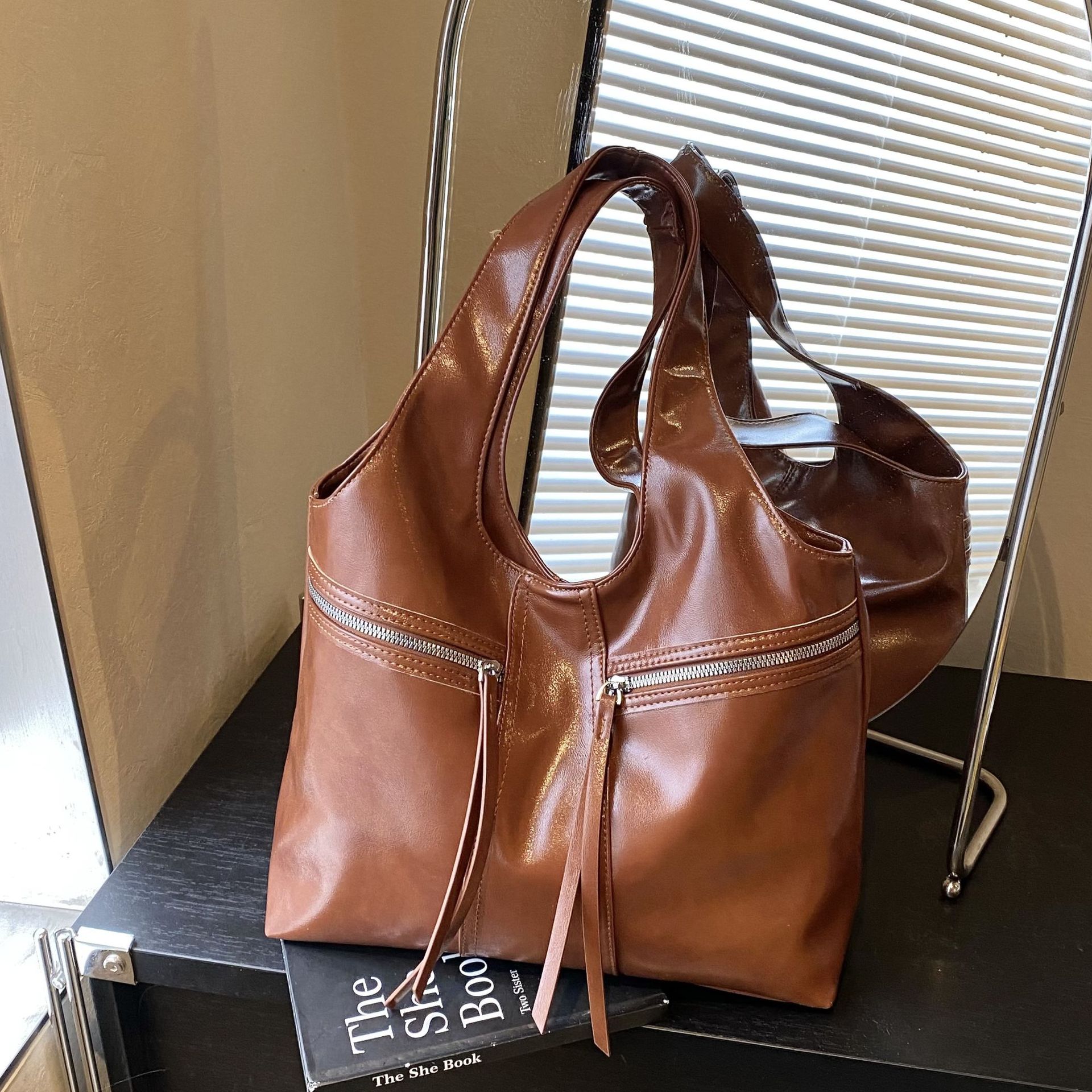 Retro large-capacity women's bag 2025 Spring/Summer new soft leather high-end single-shoulder underarm bag commuting tote bag full figure
