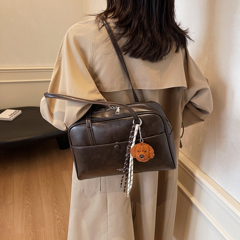 This year, a fashionable and retro women's large-capacity 2024 new casual single-shoulder bag is in fashion, and a versatile commuter tote bag is popular Application Scenario