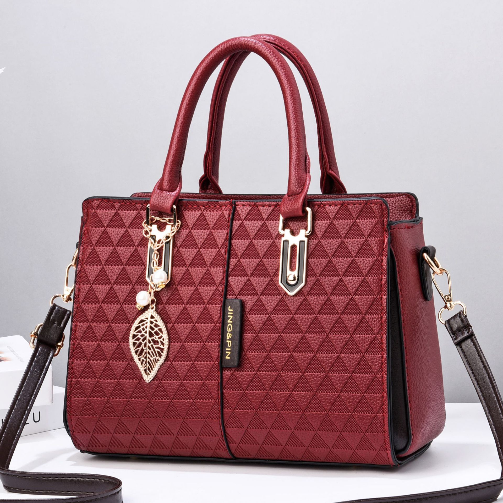 The 2022 new autumn and winter versatile crossbody bag for women, a fashionable winged single-shoulder large bag and a simple handbag Item Picture