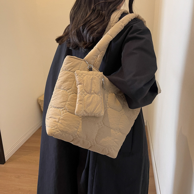 Fashionable and casual large-capacity women's 2023 new Korean-style down cotton jacket bag, stylish and simple single-shoulder tote bag Specification drawing
