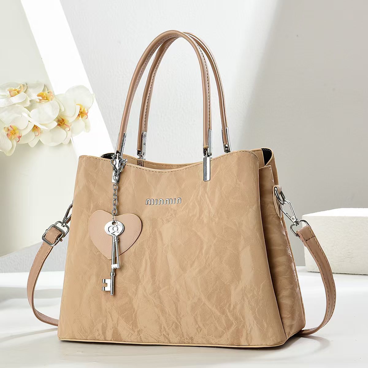 A new 2025 traditional Chinese style women's bag, a fashionable commuting bag, and a grand single-shoulder crossbody bag full figure