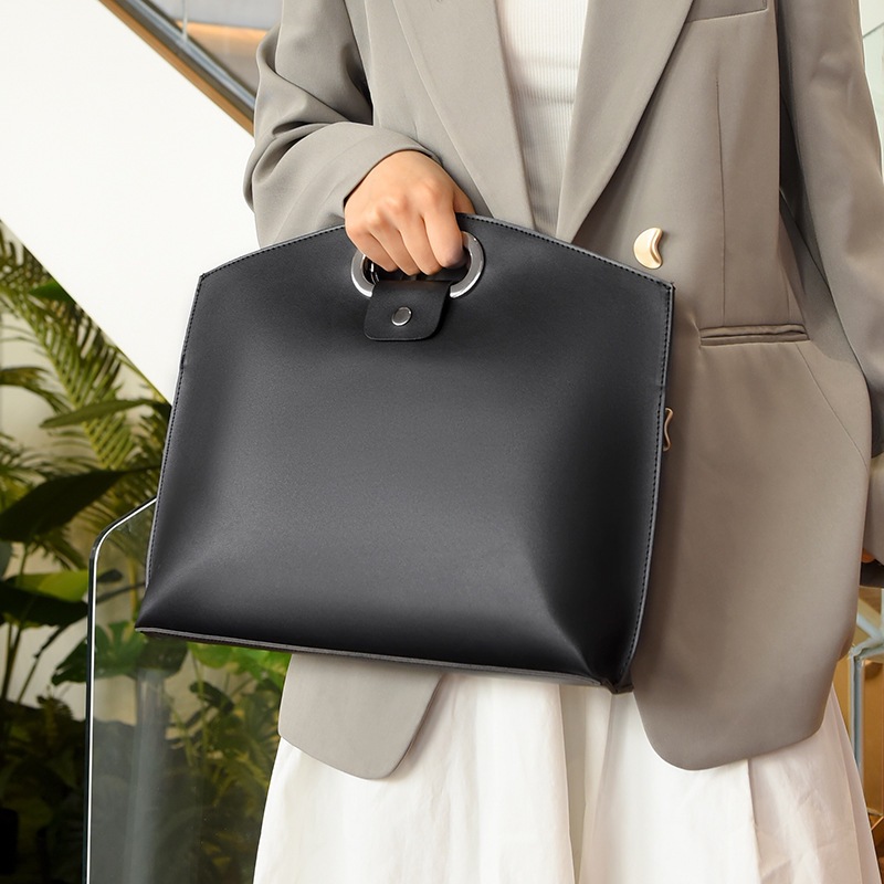 A simple yet sophisticated women's 2025 new stylish large-capacity clutch bag for work and commuting, a laptop bag Application Scenario