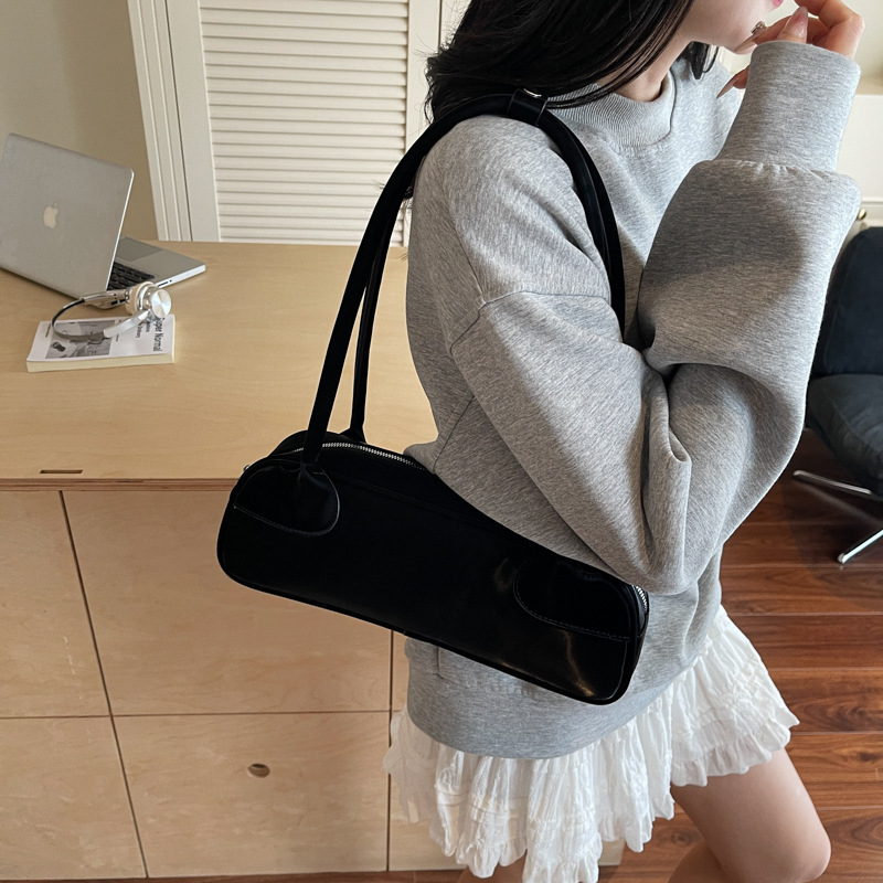 Korean style fashionable underarm bag, niche high-end handbag, women's 2025 new versatile baguette bag, trendy single-shoulder bag Application Scenario