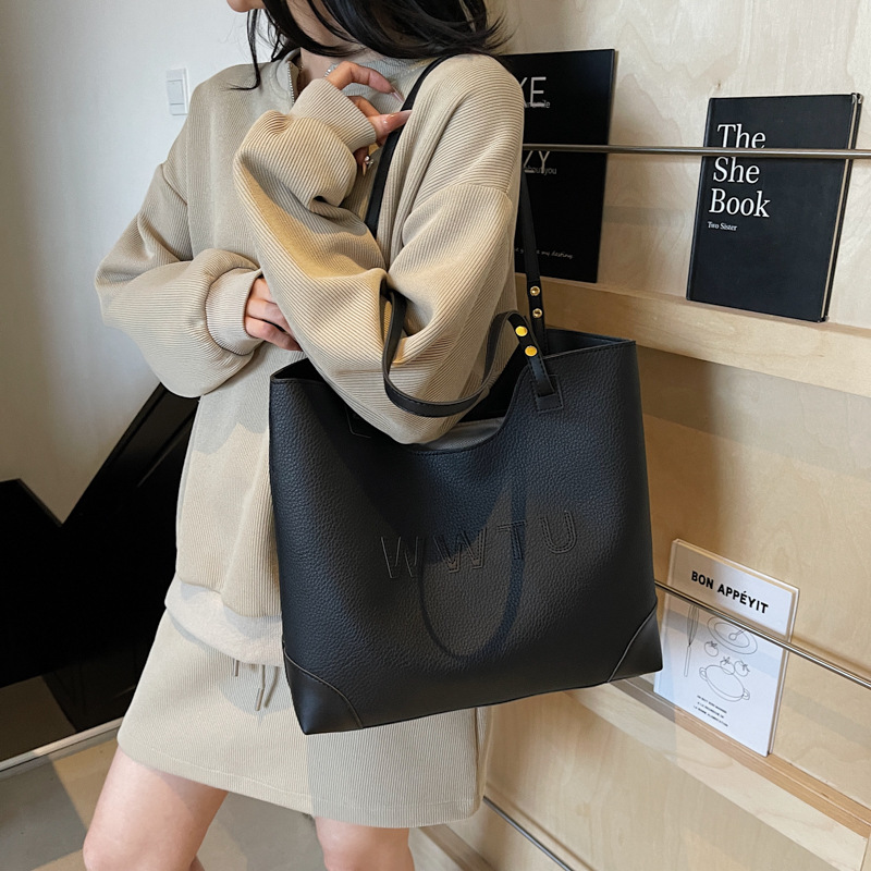 Fashionable large-capacity tote bag for women 2025 new style, casual and versatile, fashionable single-shoulder armpit bag for work and commuting Application Scenario