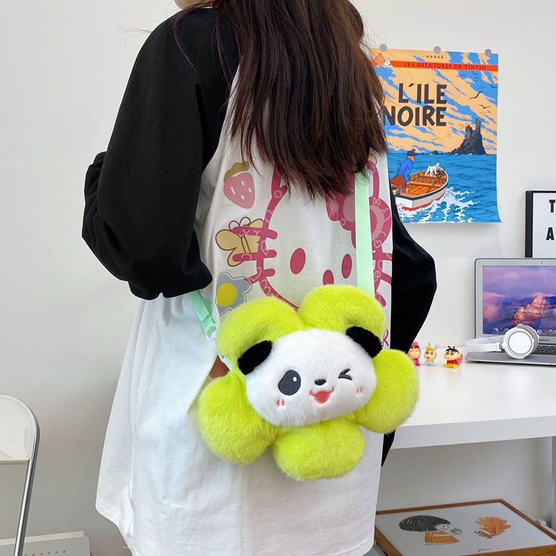 A new cartoon style of European-style mink panda sunflower claw doll can be exchanged for a birthday gift. A girlish cross-shaped coin purse bag Application Scenario